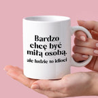 Kubek z nadrukiem "Bardzo chcę być miłą osobą, ale ludzie to idioci"
