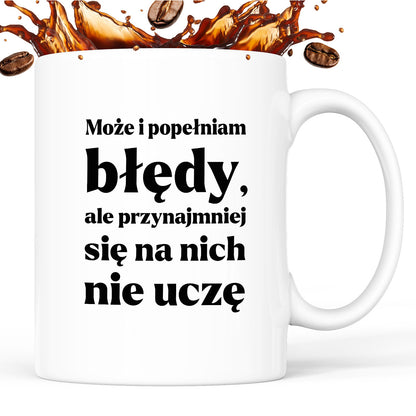 Kubek z nadrukiem - "Może i popełniam błędy, ale przynajmniej się na nich nie uczę"