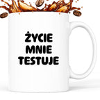 Kubek z nadrukiem - "Życie mnie testuje"