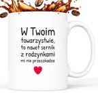 Kubek z nadrukiem - "W Twoim towarzystwie, to nawet sernik z rodzynkami mi nie przeszkadza"