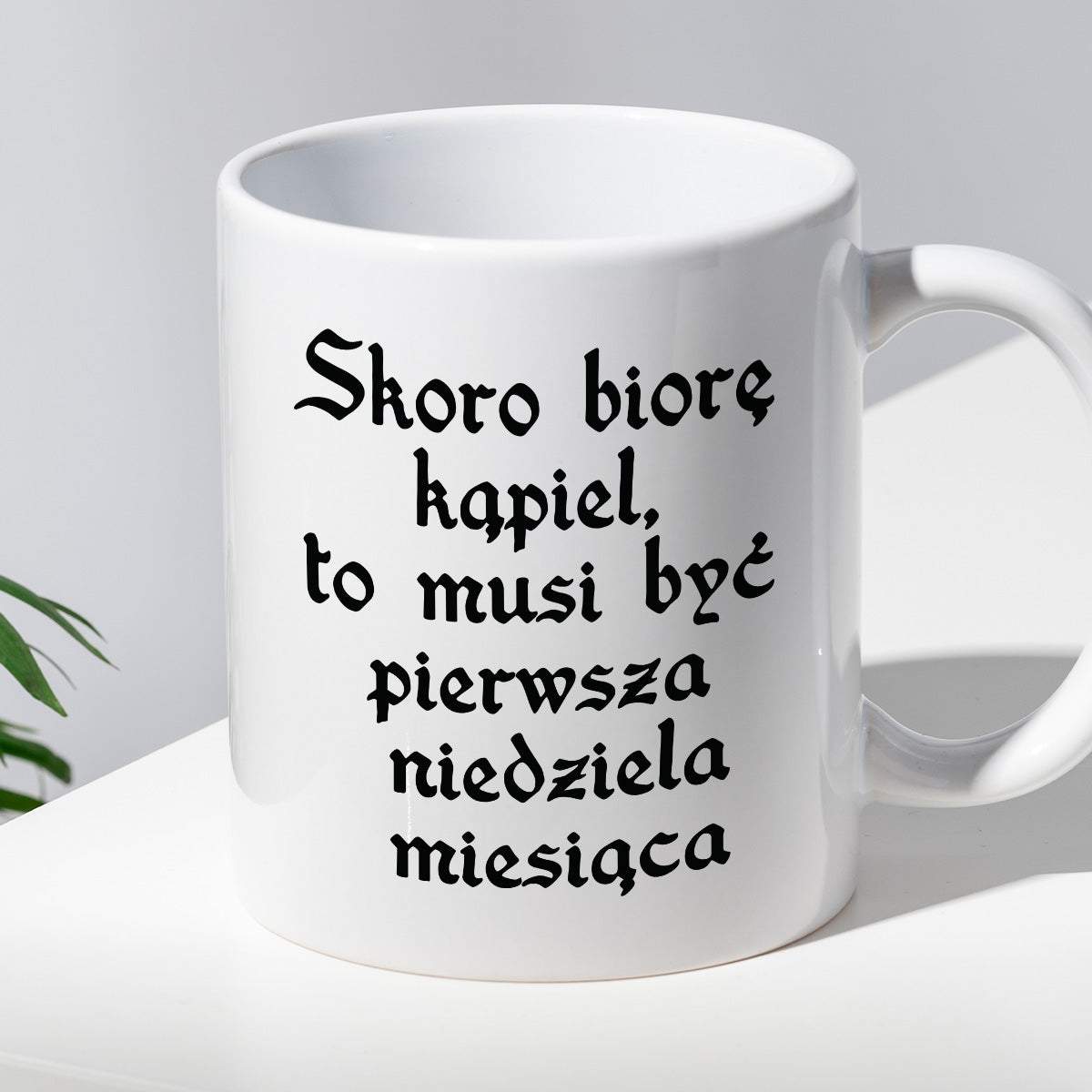 Kubek z nadrukiem "Skoro biorę kąpiel to musi być pierwsza. niedziela 