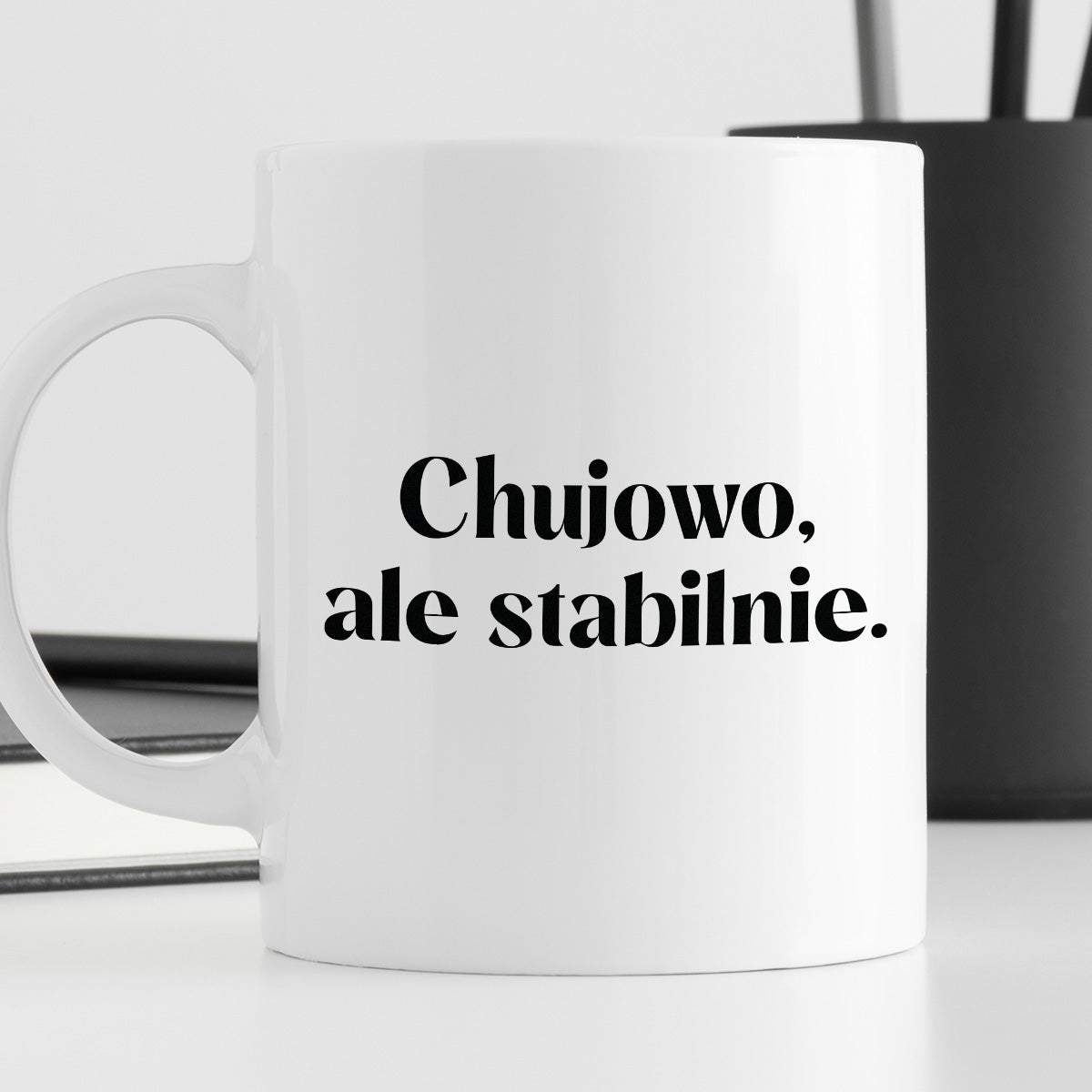 Kubek z nadrukiem "Chujowo, ale stabilnie." 330 ml