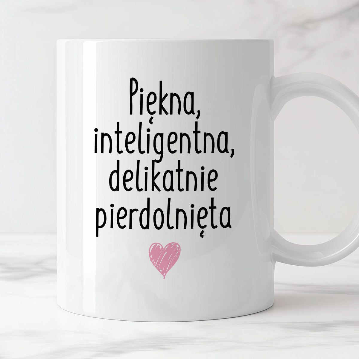 Kubek z nadrukiem "Piękna, inteligenta, delikatnie pierdolnięta"