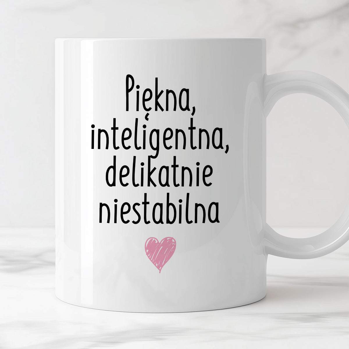 Kubek z nadrukiem "Piękna, inteligenta, delikatnie niestabilna"