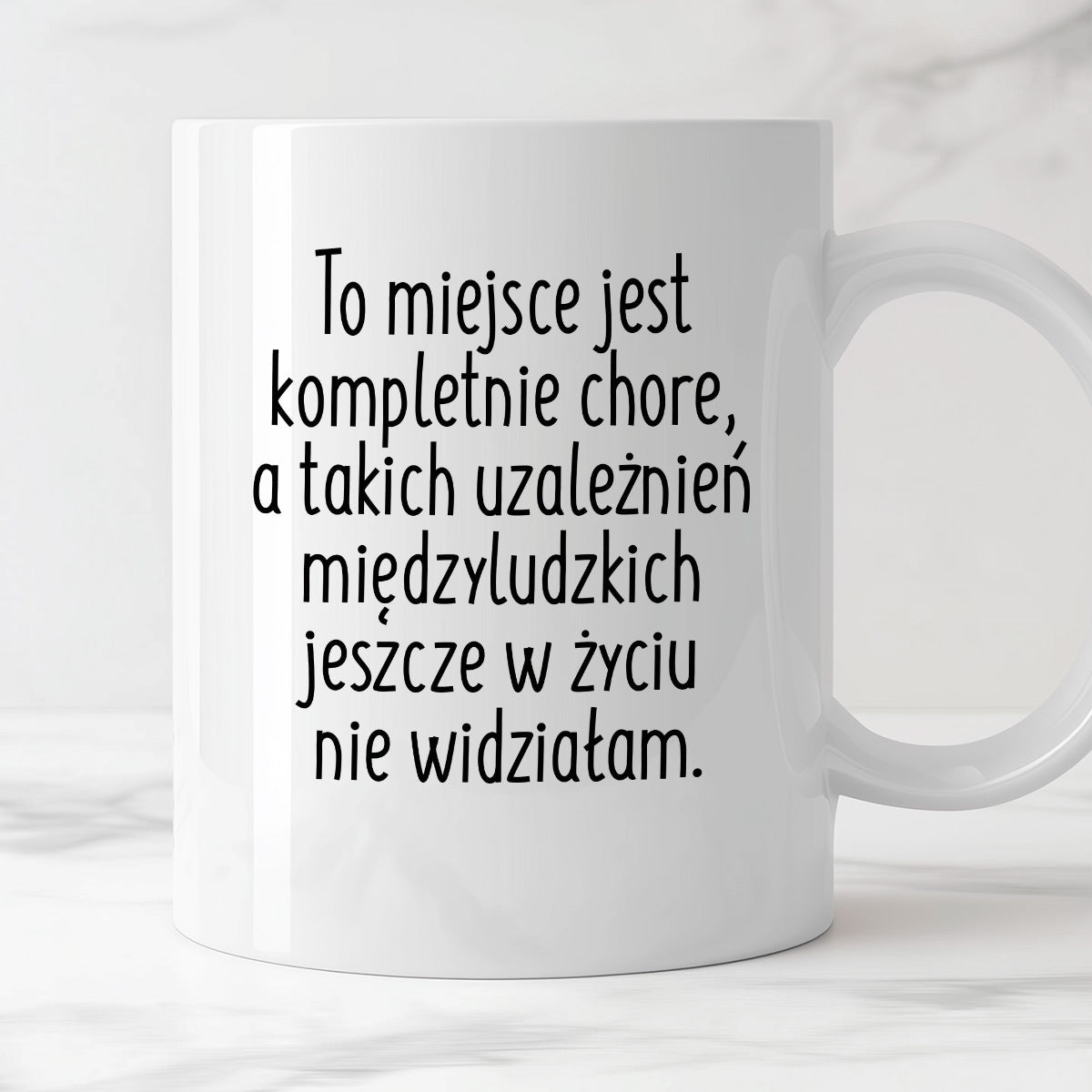 Kubek z nadrukiem "To miejsce jest kompletnie chore, a takich uzależnień międzyludzkich jeszcze w życiu nie widziałam"