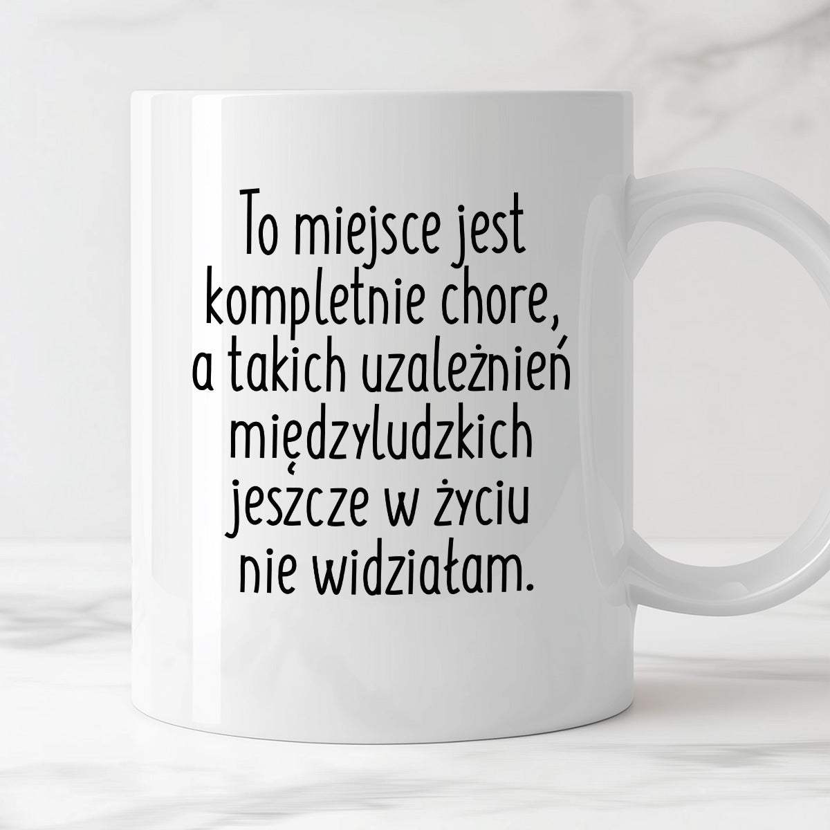 Kubek z nadrukiem "To miejsce jest kompletnie chore, a takich uzależni
