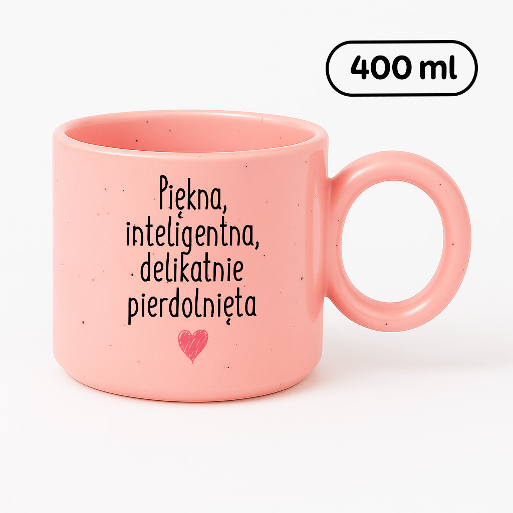 Kubek z nadrukiem "Piękna, inteligenta, delikatnie pierdolnięta"