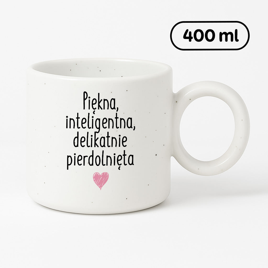 Kubek z nadrukiem "Piękna, inteligenta, delikatnie pierdolnięta"