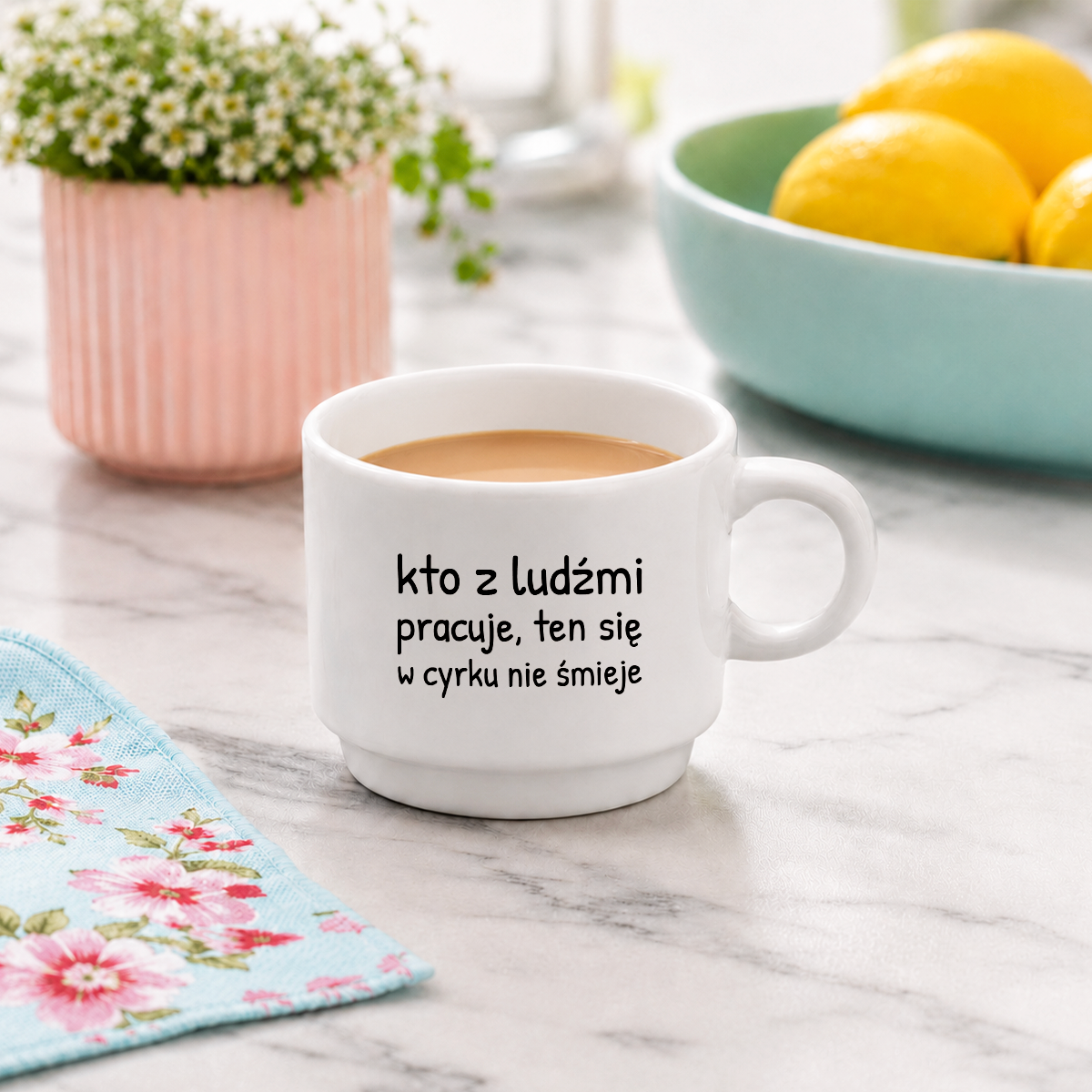 Filiżanka 250 ml z nadrukiem "kto z ludźmi pracuje, ten się w cyrku nie śmieje"