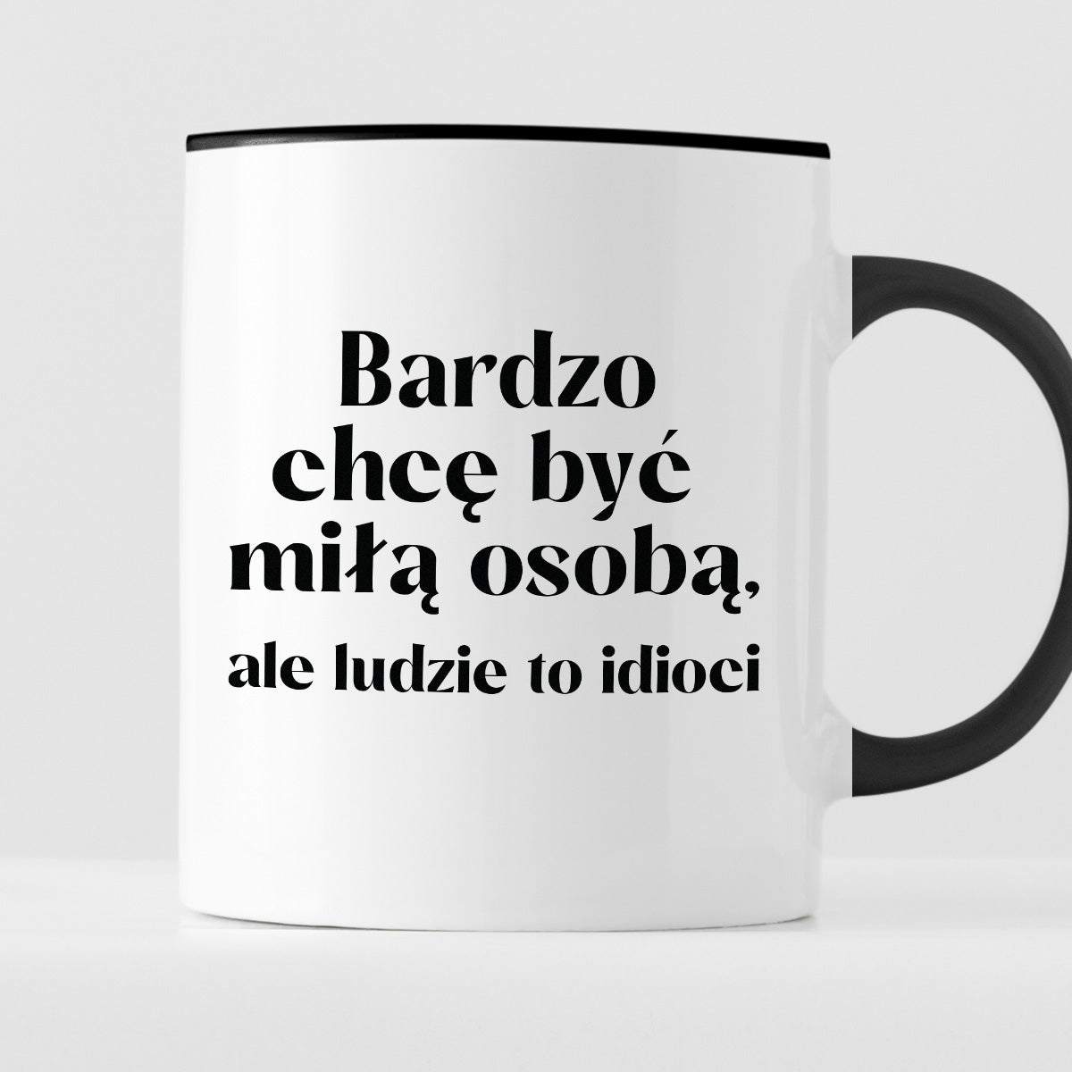 Kubek z nadrukiem "Bardzo chcę być miłą osobą, ale ludzie to idioci"