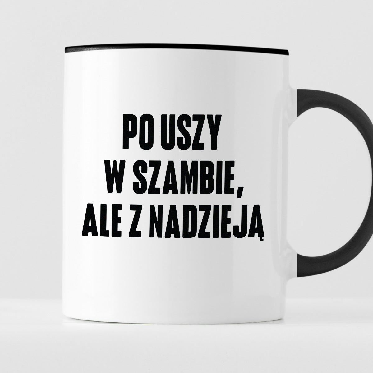 Kubek z nadrukiem "Po uszy w szambie, ale z nadzieją"