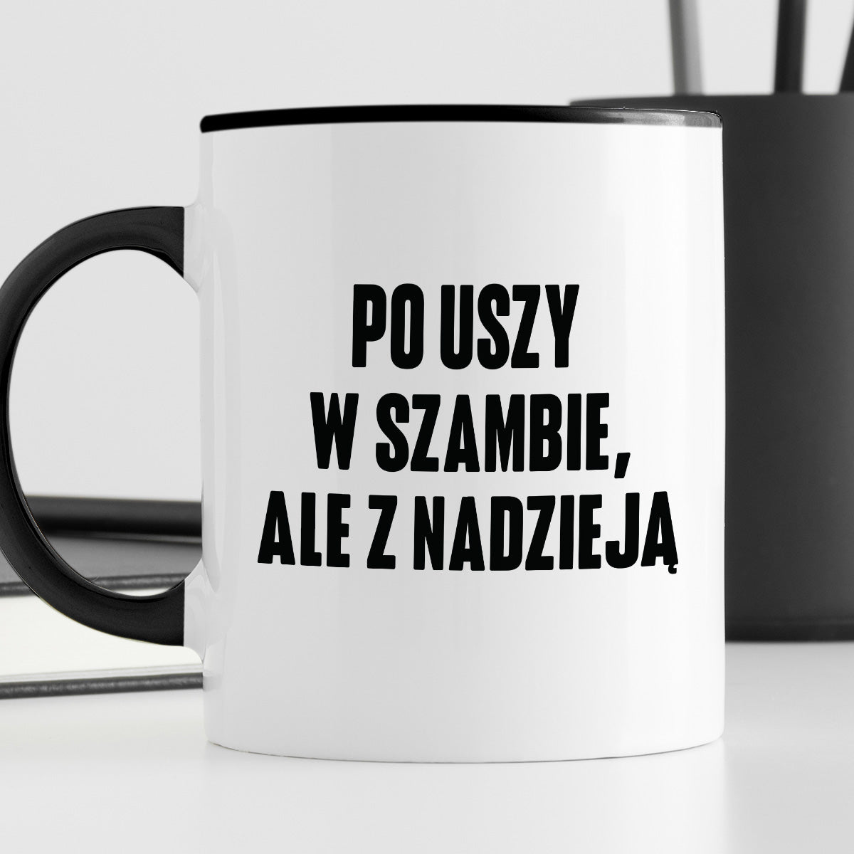 Kubek z nadrukiem "Po uszy w szambie, ale z nadzieją"