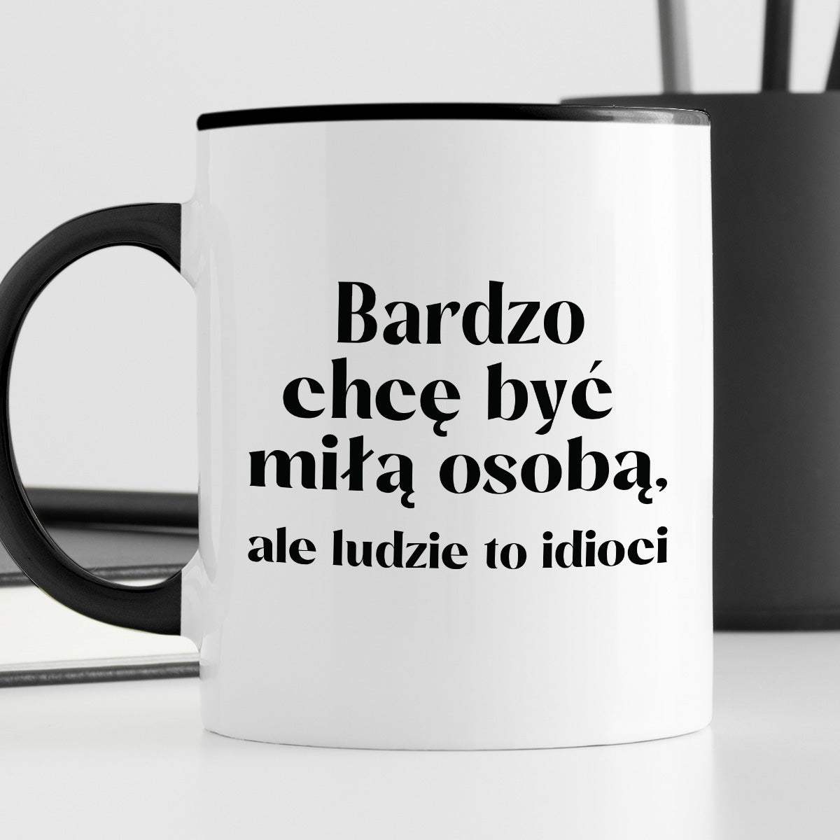 Kubek z nadrukiem "Bardzo chcę być miłą osobą, ale ludzie to idioci"