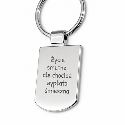 Brelok z grawerem "Życie smutne, ale chociaż wypłata śmieszna"